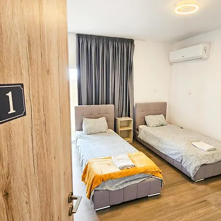 Downtown Rooms, 200m From Marina Apartment Larnaca