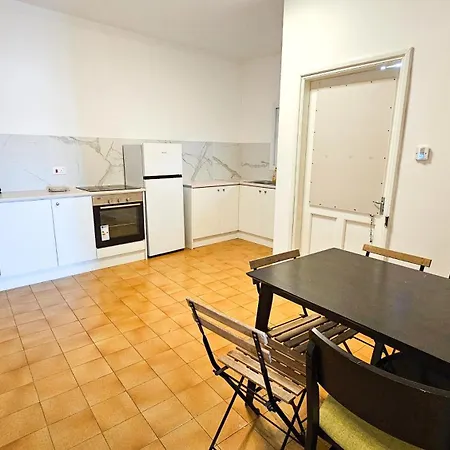 Daire Downtown Rooms, 200m From Marina