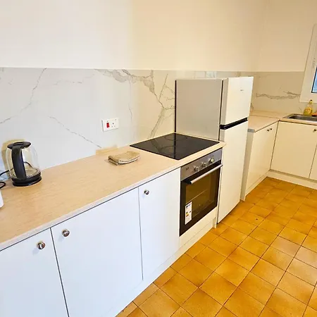 Downtown Rooms, 200m From Marina * לרנקה